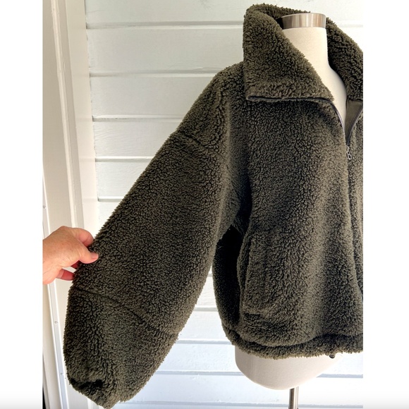 LULULEMON Cinchable Sherpa Fleece Zip Up Jacket in Dark Olive - 12 - Picture 3 of 13